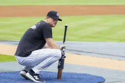 DJ LeMahieu in a battle with time that could be nearing Yankees breaking point